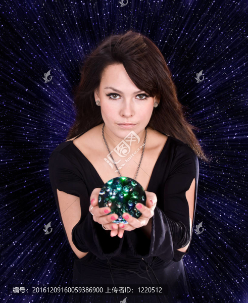 女孩算命球反對星空。