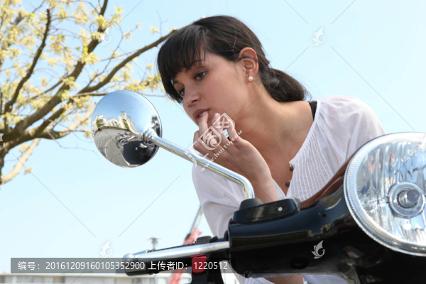 滑板車上的年輕女子