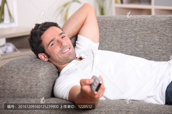 看電視的人的肖像