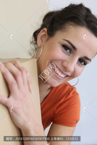 攜帶紙箱的婦女
