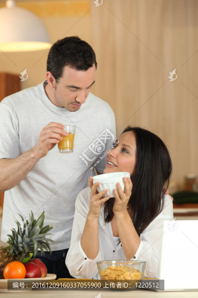 夫婦吃早餐