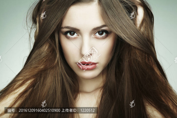年輕美女的時(shí)尚肖像。特寫