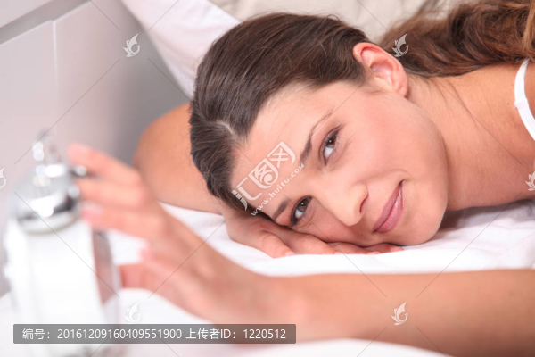 一個(gè)女人在床上的肖像