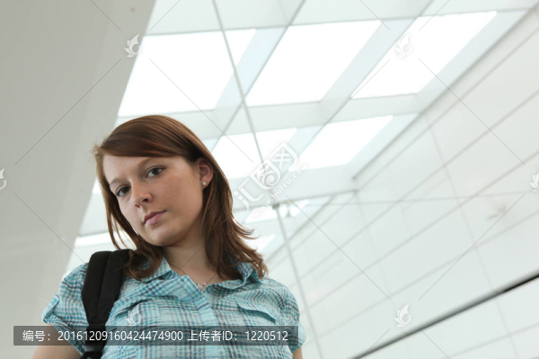 女人看起來很擔(dān)心