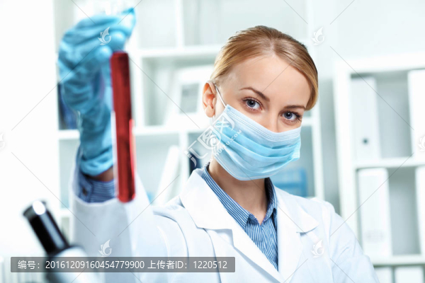 在實驗室工作的年輕科學家