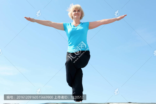 一位資深女子做瑜伽的畫像