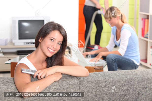 三個(gè)年輕女人在家