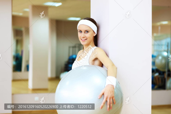 運(yùn)動(dòng)中穿運(yùn)動(dòng)服的女子