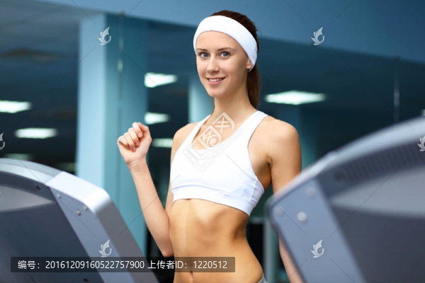 運動中穿運動服的女子
