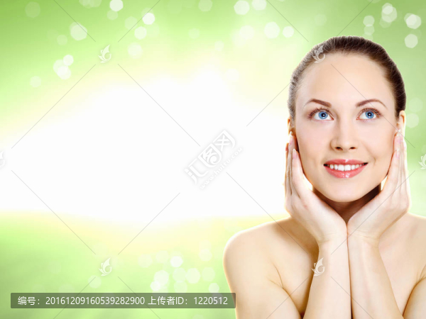 年輕美女的工作室肖像