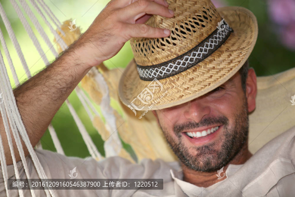 在吊床上一個男人的肖像