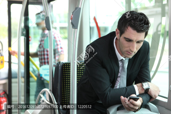 男子在公共汽車上發(fā)短信