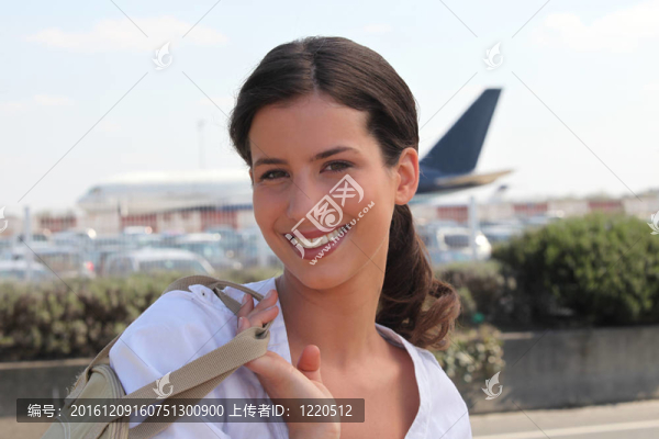 到達(dá)機(jī)場(chǎng)的婦女