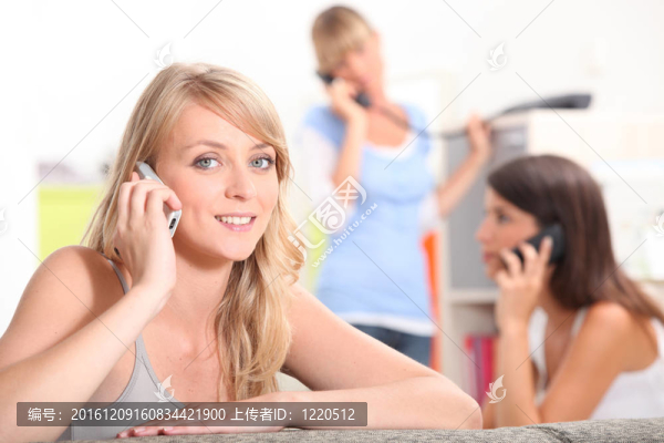 三個(gè)女朋友在他們的公寓談?wù)撍麄兊募?xì)胞