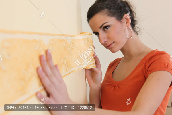 女人貼壁紙邊框