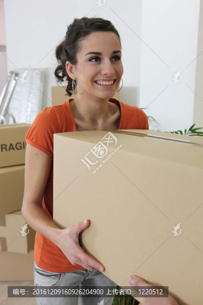 攜帶紙箱的婦女