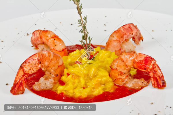 蝦飯板配上新鮮的香菜和奶酪。