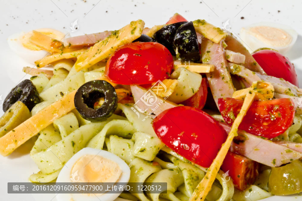 美味的面食照片（tagliatele）臘肉和西紅柿