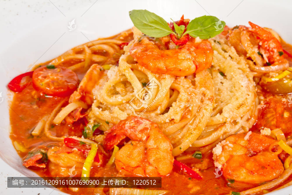 一盤配蝦仁；番茄；辣椒和橄欖油
