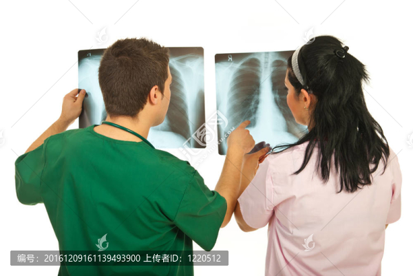 醫(yī)生檢查X射線的背面