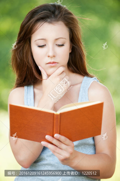 迷人女孩閱讀書