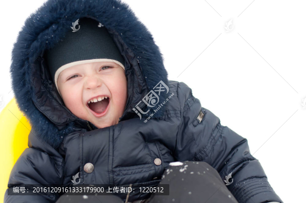 這個(gè)孩子冬天騎在山上