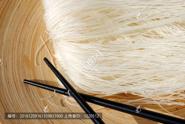 用筷子在木制圓形盤子上的米針
