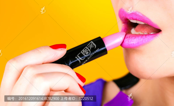 特寫性感女人的嘴唇化妝