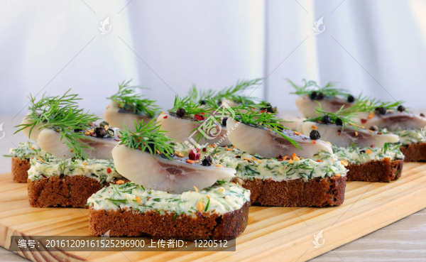 快餐黑麥面包和鯡魚