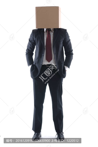商人用一個盒子在他的頭上