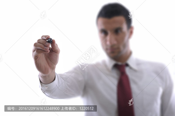 商人在空的空間用記號筆畫畫