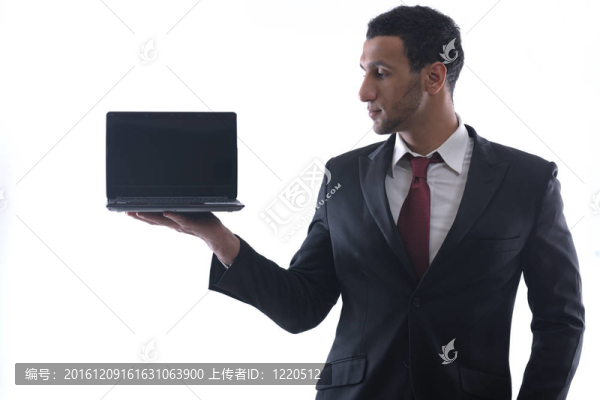 商務(wù)人士在迷你筆記本電腦上工作