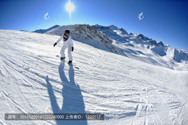 在晴朗的日子里在冬天的雪上滑雪