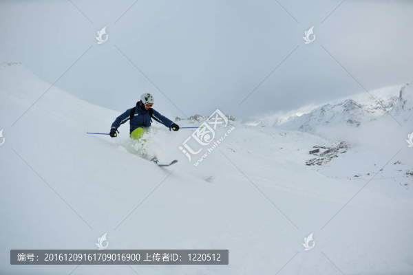 在晴朗的日子里在冬天的雪上滑雪