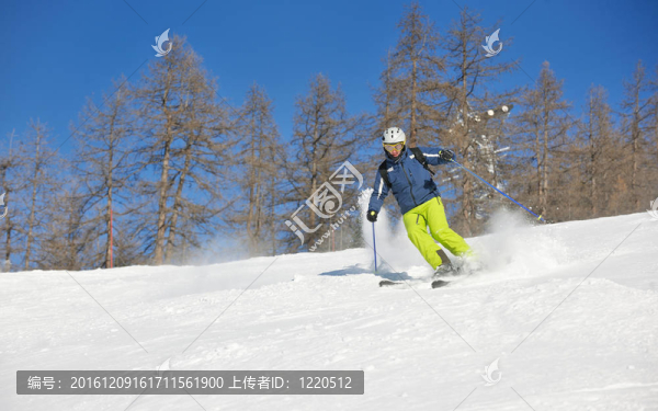 在晴朗的日子里在冬天的雪上滑雪