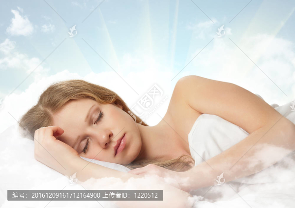 美麗的年輕女子睡在天空的云上