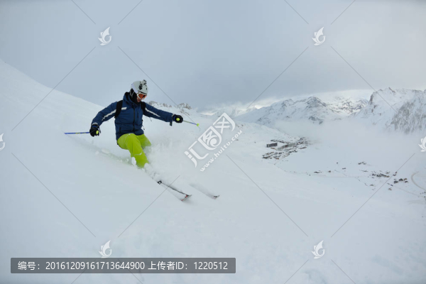 在晴朗的日子里在冬天的雪上滑雪