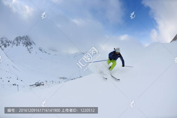 在晴朗的日子里在冬天的雪上滑雪