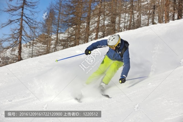 在晴朗的日子里在冬天的雪上滑雪