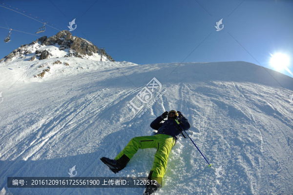 在冬天的雪上滑雪