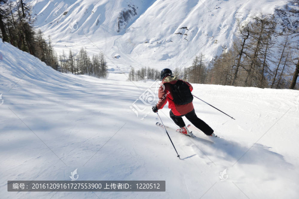在晴朗的日子里在冬天的雪上滑雪