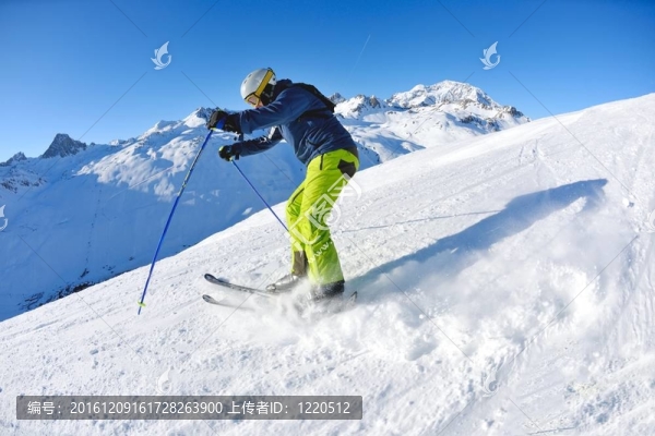 在晴朗的日子里在冬天的雪上滑雪