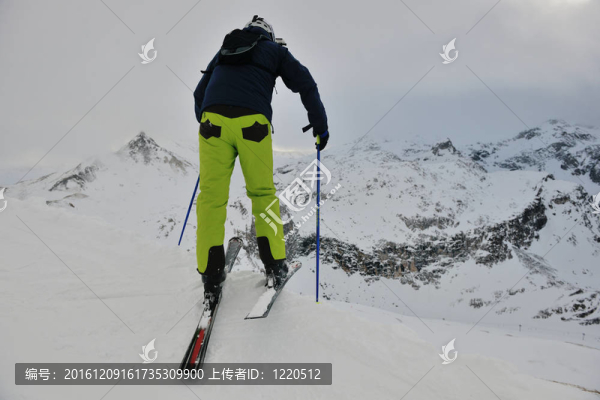 在晴朗的日子里在冬天的雪上滑雪