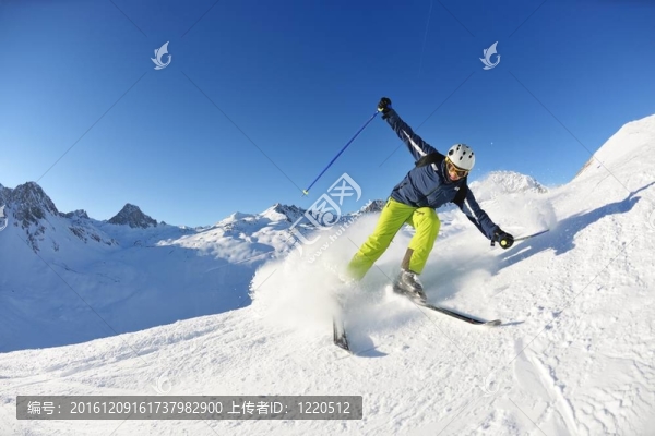 在晴朗的日子里在冬天的雪上滑雪