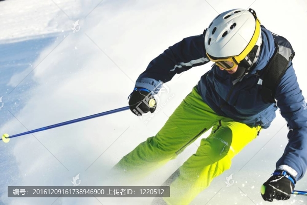 在晴朗的日子里在冬天的雪上滑雪