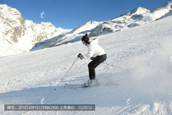 在晴朗的日子里在冬天的雪上滑雪