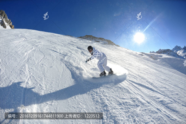 在晴朗的日子里在冬天的雪上滑雪