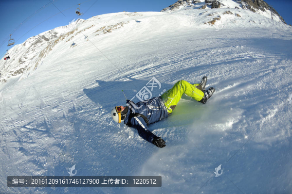 在冬天的雪上滑雪