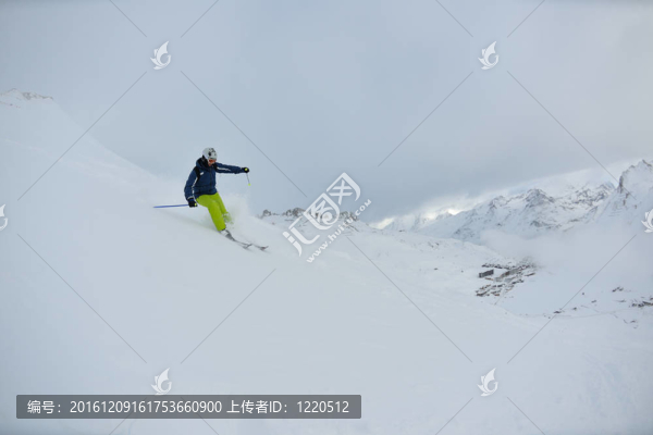 在晴朗的日子里在冬天的雪上滑雪