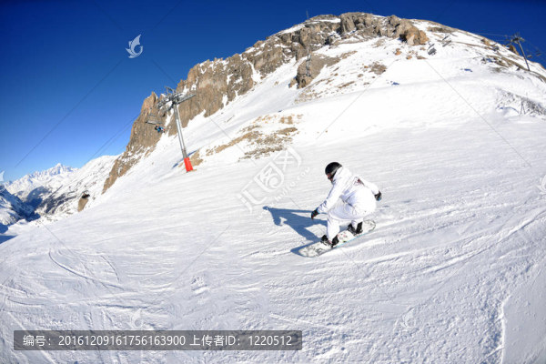 在晴朗的日子里在冬天的雪上滑雪